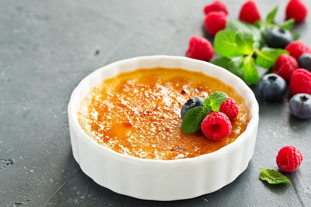 Crème brûlée à la vanille et fruits rouges