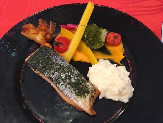 Filet de poisson rôti, riz crémeux et légumes